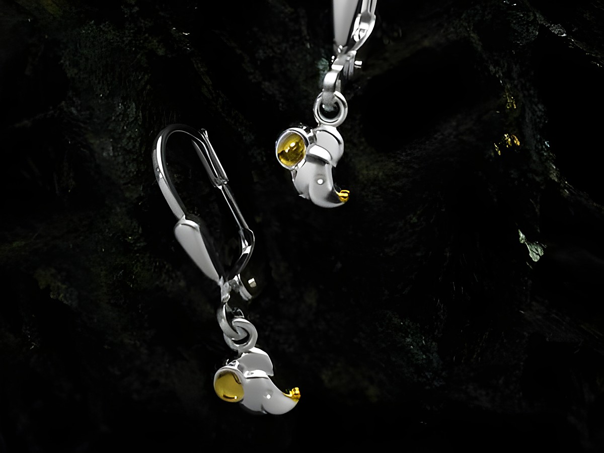 Zwei bicolor Sterling Silber Ohrhänger in Form einer Maus mit gelben Steinchen. Ideal für Kinder, Hersteller ist Juwelier Harnisch. Besondere und verspielte Schmuckstücke.