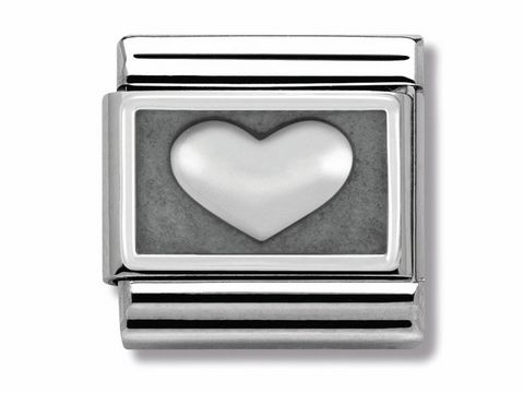 Silberner Charm mit einem herzförmigen Symbol, eingefasst in eine elegante Metallgestaltung, hergestellt von Nomination, Modell Classic - Silver 330102 01.