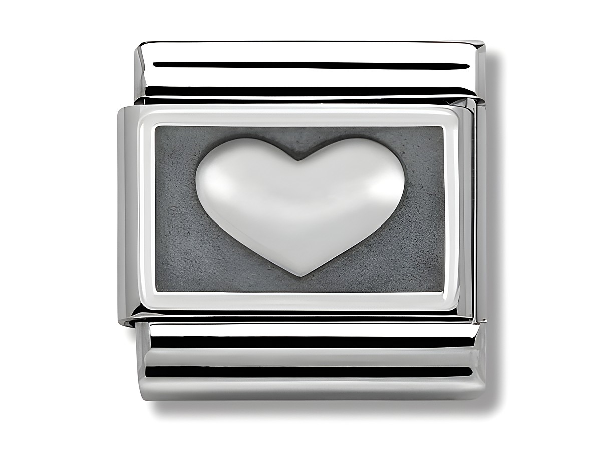 Silberner Charm mit einem herzförmigen Symbol, eingefasst in eine elegante Metallgestaltung, hergestellt von Nomination, Modell Classic - Silver 330102 01.