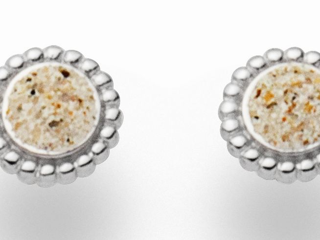 DUR Ohrringe Strandzauber O4909 aus Sterling Silber mit runden, sandfarbigen Elementen und einer filigranen, gewellten Umrandung, perfekt für einen maritimen Look.