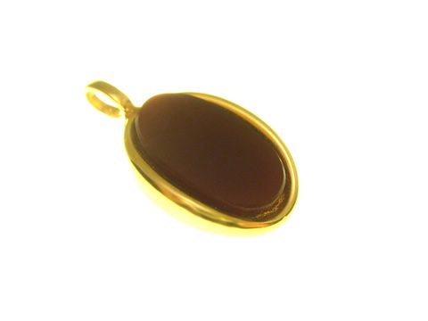 Ovaler goldfarbener Anhänger mit Karneolstein, hergestellt von Juwelier Harnisch, zeigt eine elegante und schlichte Gestaltung, die das natürliche Rot des Karneols betont.