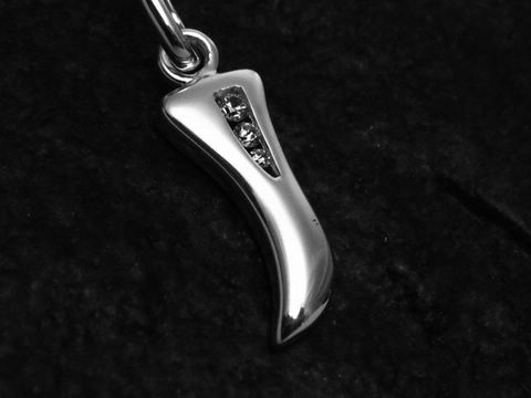 I Buchstaben Anhänger aus Sterling Silber mit Zirkonia, glänzende Oberfläche und elegantes Design, ideal als Schmuckstück oder Geschenk. Hersteller Juwelier Harnisch.