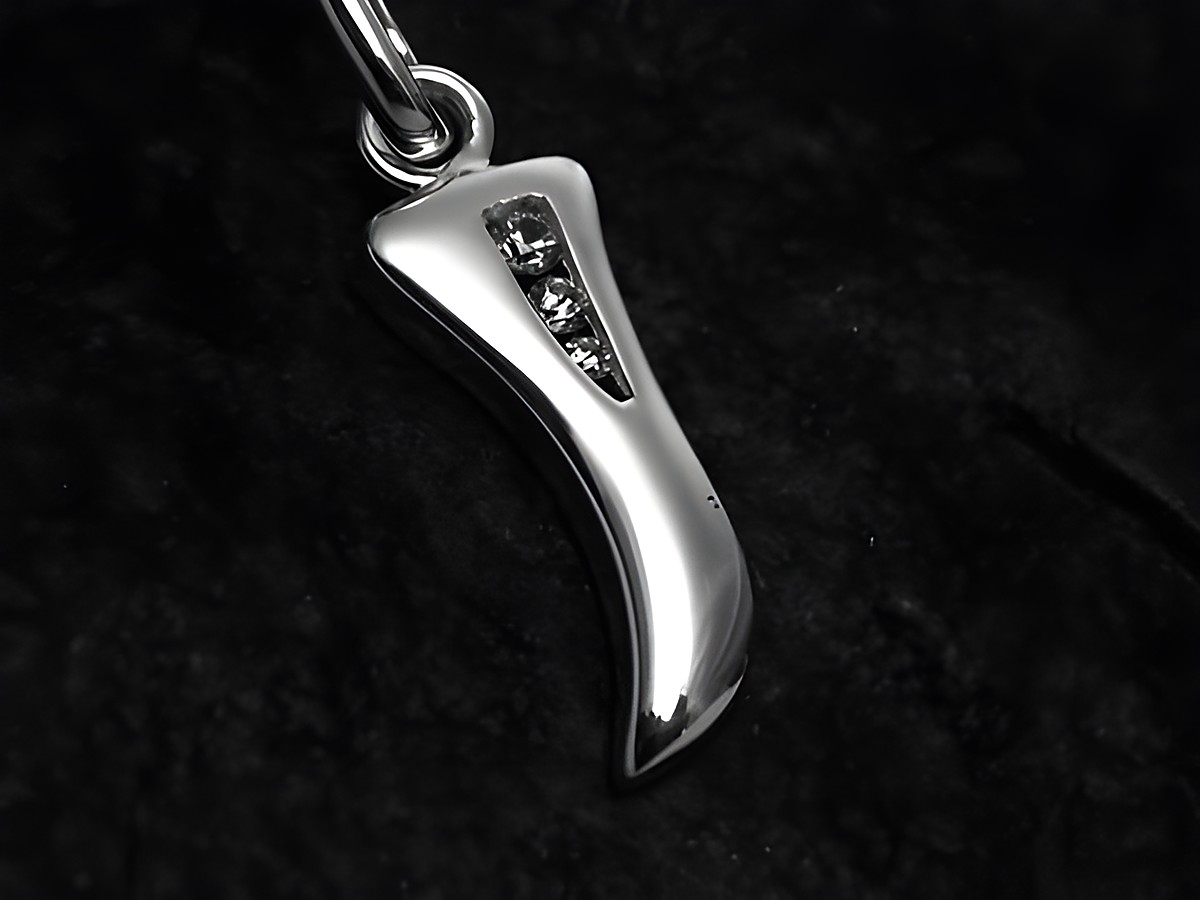 I Buchstaben Anhänger aus Sterling Silber mit Zirkonia, glänzende Oberfläche und elegantes Design, ideal als Schmuckstück oder Geschenk. Hersteller Juwelier Harnisch.