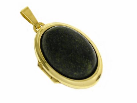 Russisch Serpentin Medaillon Cabochon in Gold 585, mit einem elegant geschliffenen, ovalen grünen Stein, umrahmt von einem glänzenden goldenen Rahmen, Hersteller Juwelier Harnisch.