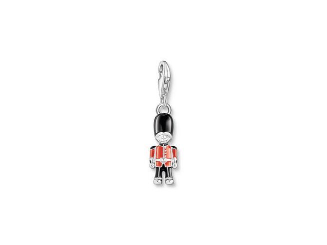 Charm-Anhänger von Thomas Sabo in Form eines britischen Wachsoldaten, aus Silber und mehrfarbigem Emaille, perfekt für eine individuelle Schmuckkollektion.