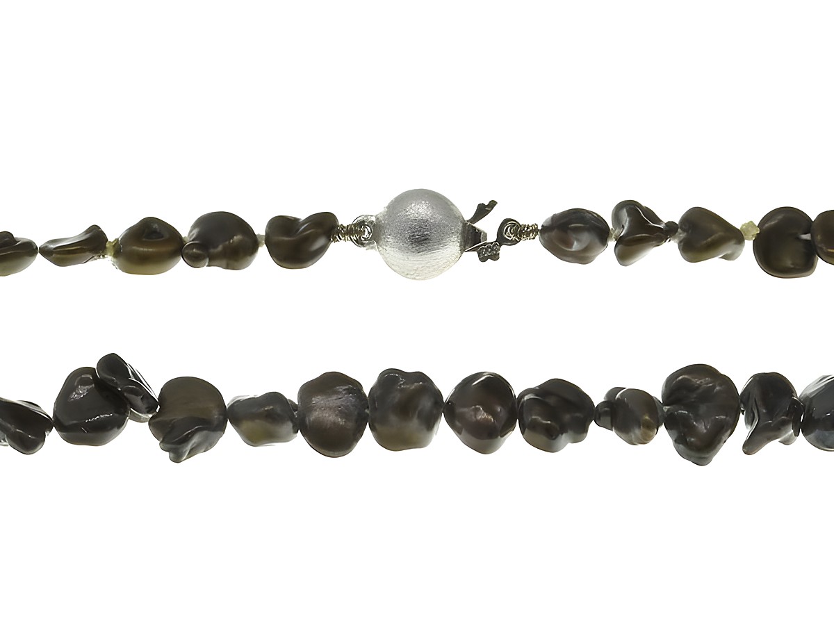 Perlenkette aus Süßwasser-Zuchtperlen in Braun mit einer Größe von 6-6,5 mm und einer Länge von 41 cm, ergänzt durch einen silbernen Verschluss, Hersteller Juwelier Harnisch. – Ansicht 3