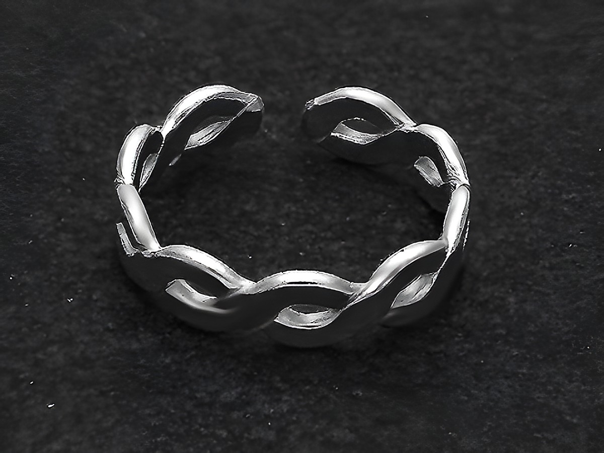 Silberring Design geflochten Größe wenig verstellbar, Hersteller Juwelier Harnisch, ohne Stein, glänzende Oberfläche mit geschwungenem Muster, geeignet für jeden Anlass.
