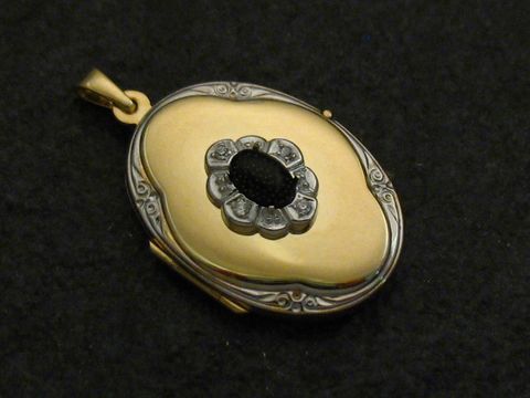 Medaillon Cabochon aus bicolor Gold 585, fein verziert mit Brillanten. Hersteller Juwelier Harnisch, elegantes Design mit edlen Materialien und klassischer Ausstrahlung.