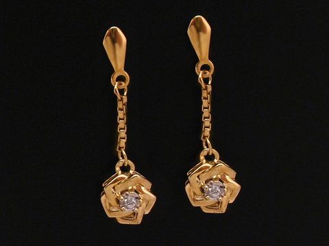 Ohrringe Diamant 0,02 ct W/P - BLÜTENTRAUM Gold von Juwelier Harnisch, elegante Ohrhänger mit einem funkelnden Stein in blütenförmigem Design.