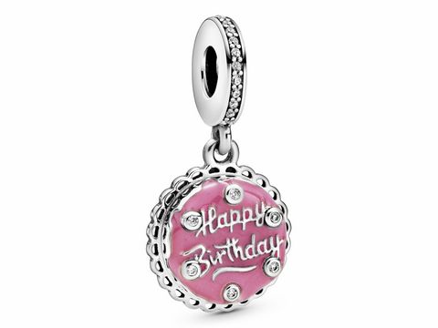 Pandora Silber Charm Anhänger mit Geburtstagstorte in Rosa, verziert mit Zirkonia und Emaille. Der Anhänger trägt die Aufschrift Happy Birthday und ist ideal für Geburtstagsgeschenke.