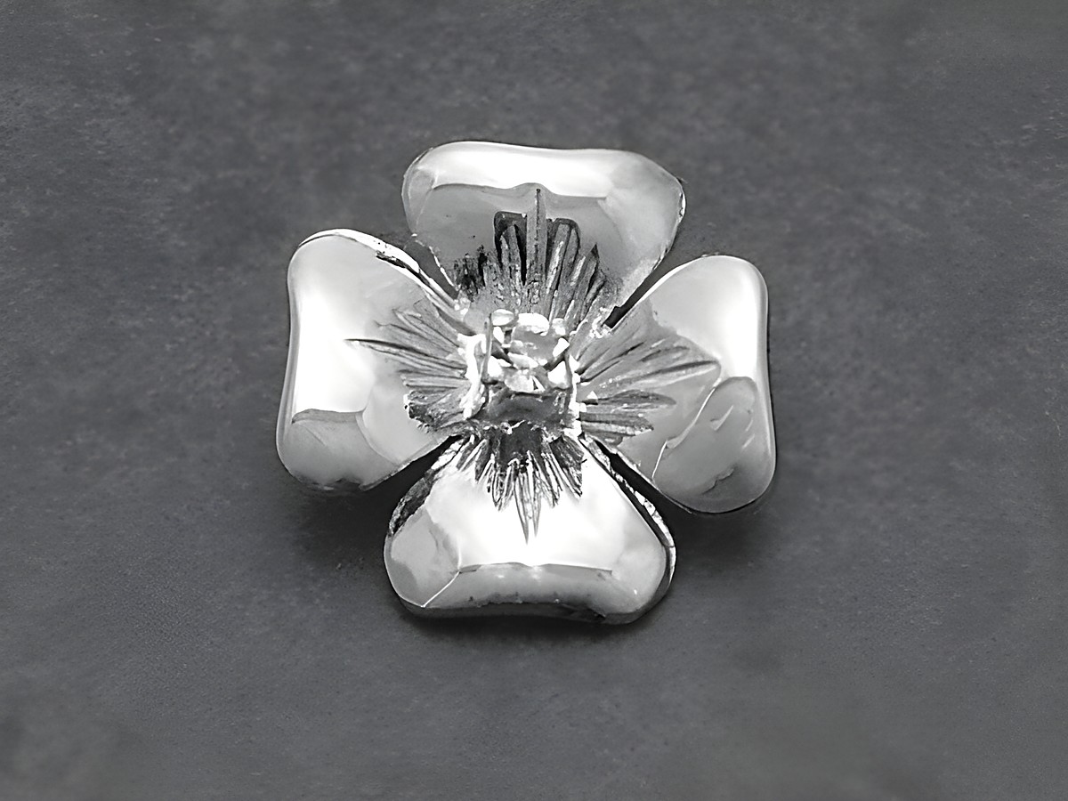 Silber Anhänger rhodiniert 13x13mm in Blumenform mit Bergkristall von Juwelier Harnisch, glänzende Oberfläche und filigranes Design, ideal für kreative Schmuckstücke.