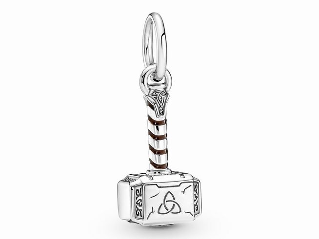 Schmuckanhänger in Form von Thors Hammer aus Silber mit feinen Details und Emaille, hergestellt von Pandora in Zusammenarbeit mit Marvel, passend für Armbänder oder Ketten.