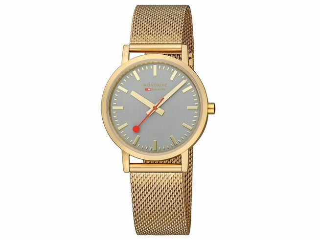 Mondaine Classic Uhr A660.30314.80SBM 36 mm IP Gelbgoldvergoldung mit grauem Zifferblatt und roten Akzenten sowie einem eleganten goldfarbenen Metallarmband.