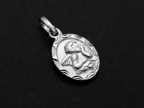 Engel Silber Anhänger mit religiösem Motiv auf der Vorderseite und der Gravur Gott schütze Dich auf der Rückseite, Hersteller Juwelier Harnisch.