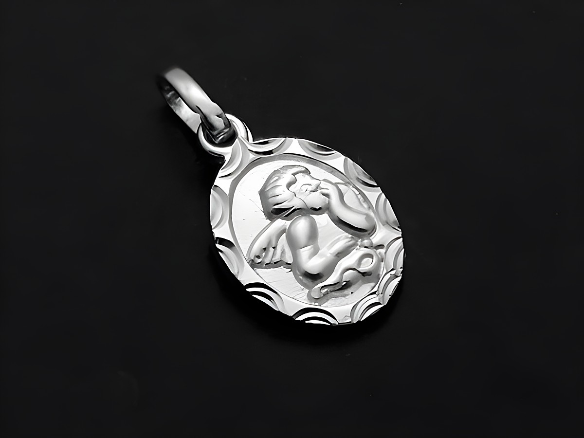 Engel Silber Anhänger mit religiösem Motiv auf der Vorderseite und der Gravur Gott schütze Dich auf der Rückseite, Hersteller Juwelier Harnisch.