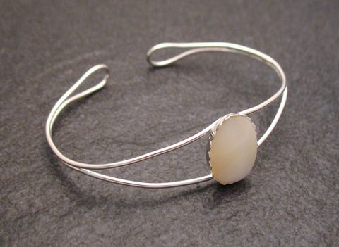 Perlmutt Cabochon Sterling Silber Armreifen 17 cm von Hersteller Juwelier Harnisch mit einem eleganten, minimalistischen Design und einem schlichten ovalen Stein, Umfang 17 cm.
