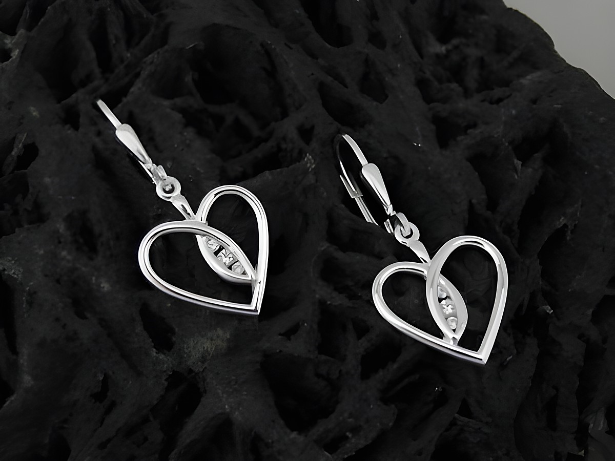Herz Ohrhänger modern aus Sterling Silber mit Zirkonia von Juwelier Harnisch, elegant gestaltete Ohrhänger mit Stein in Herzform, ideal für jedes Outfit.
