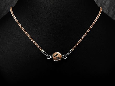 Silber Kette Venezia rosé vergoldet rhodiniert 46 cm mit magnetischem Verschluss des Herstellers Juwelier Harnisch auf einem schwarzen Hintergrund.