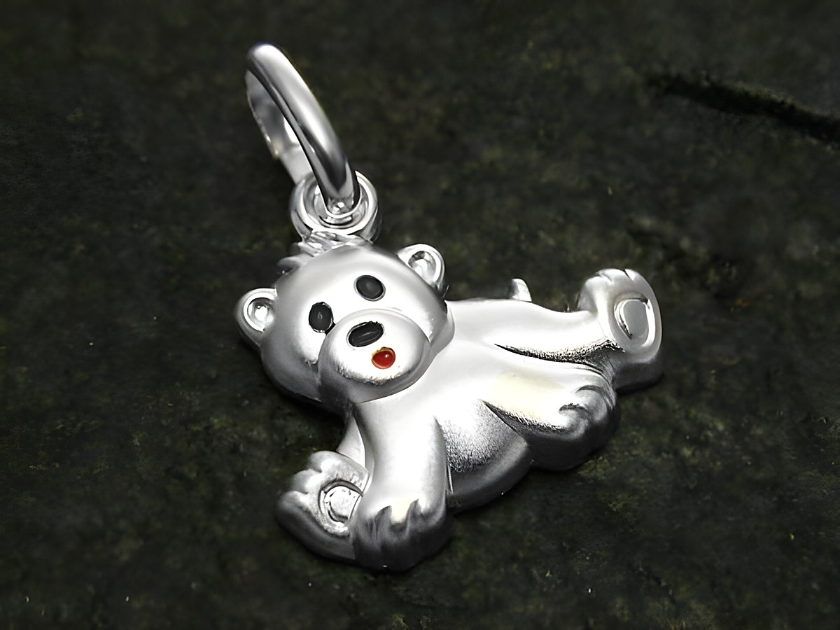 Eisbär Bär KNUDDEL Sterling Silber Anhänger emailliert von Juwelier Harnisch für Kinder, liebevoll gestaltet mit rotem Mund und glänzender Oberfläche, ideal als Schmuckstück für kleine Entdecker.
