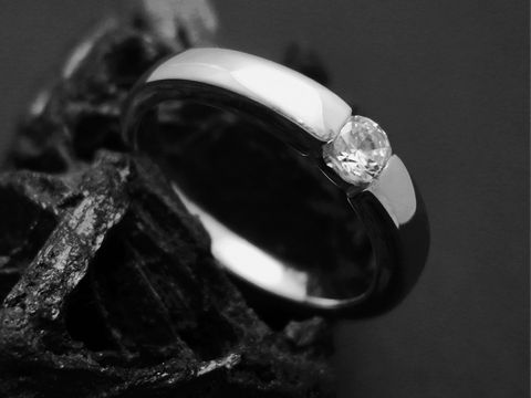 300651-0 Silberring Spannring 3,8 mm mit weißem Zirkonia aus rhodiniertem Sterling Silber in Größe 52 von Juwelier Harnisch. Elegantes Design auf schwarzem Hintergrund.