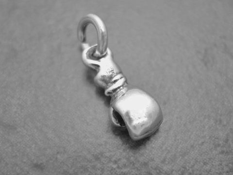 Boxhandschuh links Silber Anhänger sportlich Diamant 19,3 mm Hersteller Juwelier Harnisch ideal für Sportliebhaber und als modisches Accessoire.