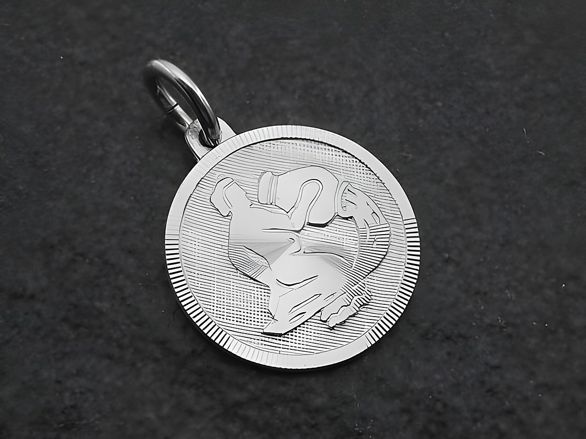 Silber Anhänger rund 3D Sternzeichen Wassermann von Juwelier Harnisch, zeigt das Wassermann-Symbol detailreich und kunstvoll gearbeitet. Ideal als persönliches Schmuckstück.