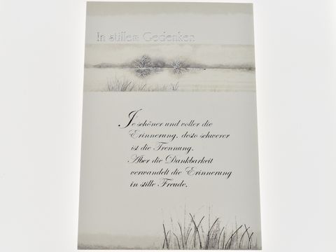 Trauerkarte in grauer Zeichnung mit einem ruhigen Landschaftsmotiv und der Schrift „In stiller Gedenken“. Der Text behandelt die Erinnerung und den Abschied von einem lieben Menschen.