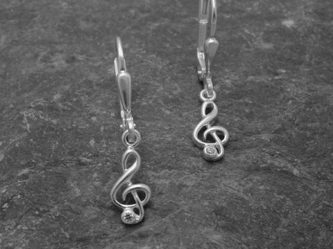 Silberne Ohrringe mit Violinschlüssel und Zirkonia in weiß von Juwelier Harnisch, Ohrhänger mit Stein, elegant und musikalisch inspiriert.