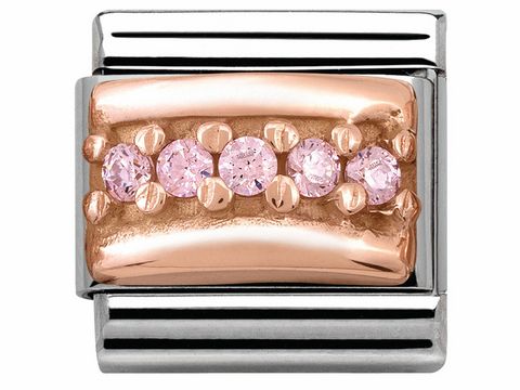 Die Nomination Classic - Roségold - 430304 06 - Rose zeigt ein elegantes Schmuckelement mit einer roségoldenen Oberfläche und funkelnden rosa Steinen, das stilvollen Schmuck ergänzt.