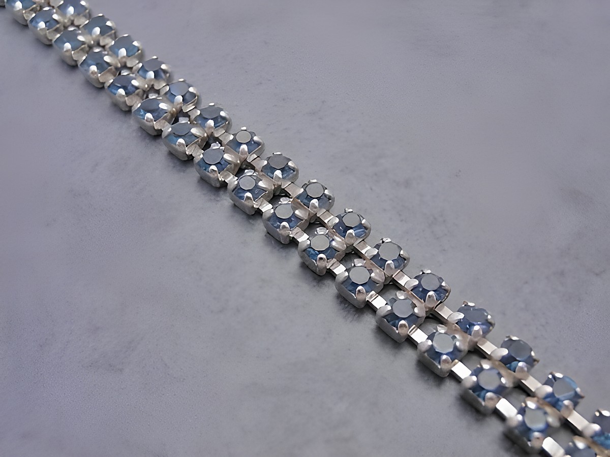 Strass Armband verführerisch in Blau, aus feinem Strassschmuck, Länge von 19,5 bis 21,5 cm, Hersteller Juwelier Harnisch, ideal für elegante Anlässe.