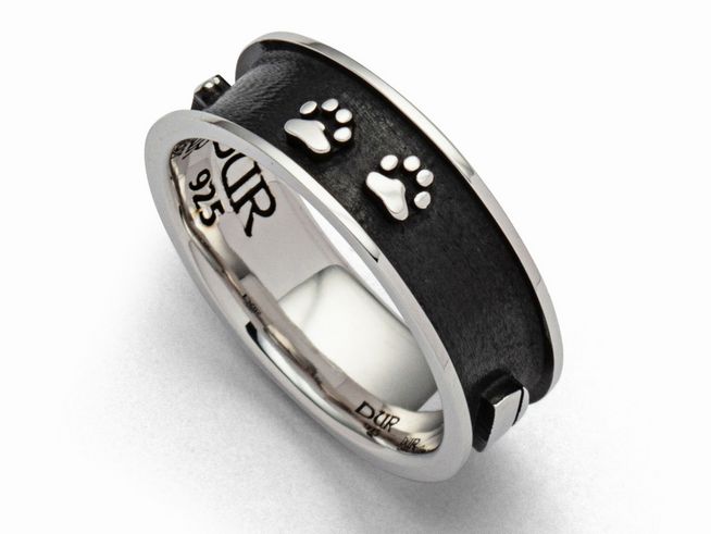 Sterling Silber Ring von DUR in Größe 54, mit schwarzem Lederband und zwei kleinen Fußabdrücken, elegant und verspielt, ideal für Tierliebhaber.