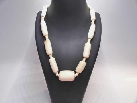 61909-0 Holzkette aus Zylinderformen in naturbraun mit einer Länge von 60 cm und einem Durchmesser von 31 mm, hergestellt von Juwelier Harnisch.