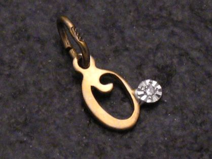 Goldener Anhänger in O-Form mit einem Diamanten, Hersteller Juwelier Harnisch, elegant und zeitlos gestaltet, ideal als persönliches Schmuckstück oder Geschenk.