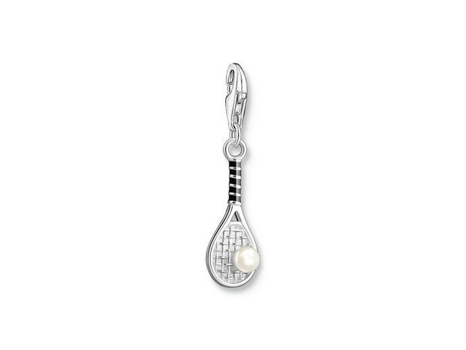 Charm-Anhänger in Form eines Tennisschlägers aus Silber mit schwarzer Emaille und einer Zuchtperle, hergestellt von Thomas Sabo. Ideal für Sportliebhaber und trendige Accessoires.