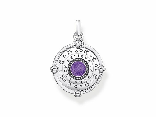 Silberner Thomas Sabo Anhänger mit violettem Glas-Keramik Stein und Zirkonia, kosmisches Motiv mit eingravierten Symbolen und Schriftzügen, ideal als Talisman.