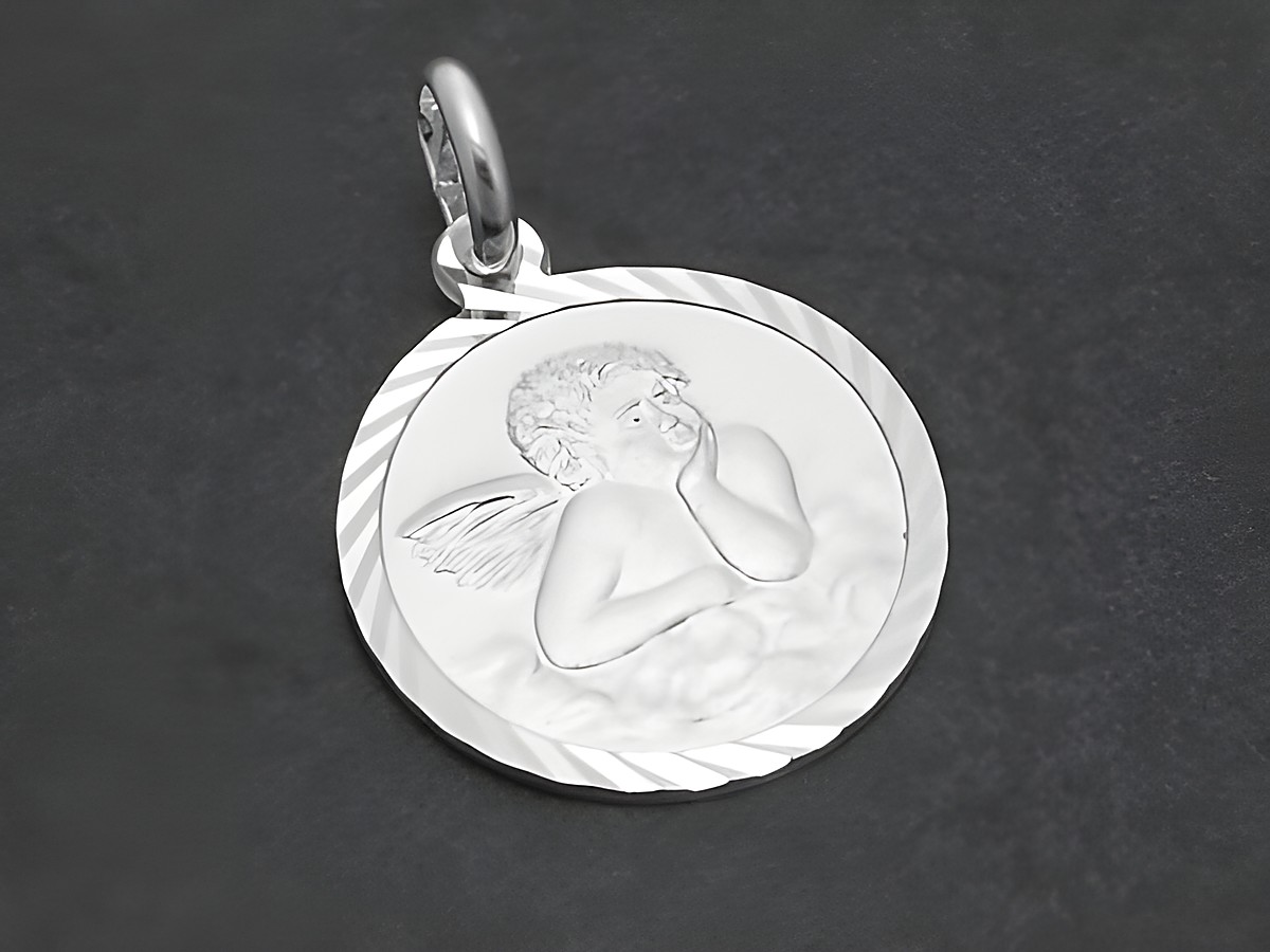 Engel auf Wolke Anhänger aus Sterling Silber, mattiert, mit feiner Gravur eines nachdenklichen Engels, geeignet als Schmuckstück für besondere Anlässe, Hersteller Juwelier Harnisch.