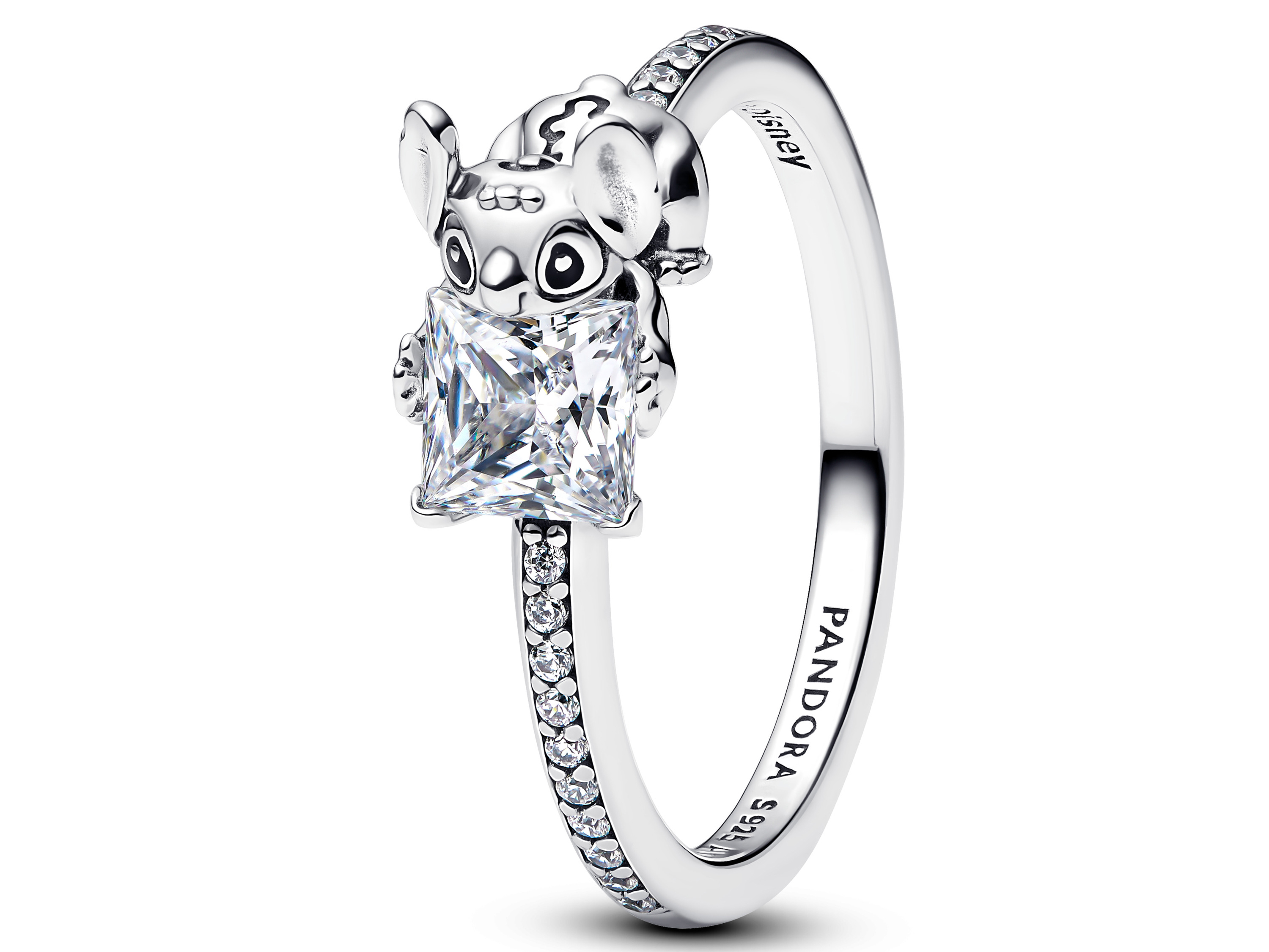 Pandora 193740C01-48 - Disney Stitch - Stein Ring - Sterling Silber - Gr. 48 Ein wunderschöner Pandora Ring aus Sterlingsilber mit Stitch aus Disney, der einen großen klaren Stein hält und von kleinen funkelnden Steinen umrandet ist, Größe 48.