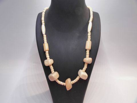 Holzkette aus naturbraunem Holz mit verschiedenen Perlenformen, 25 mm dick und 60 cm lang, hergestellt von Juwelier Harnisch, ideal für stilvolle Alltagsschmuck.