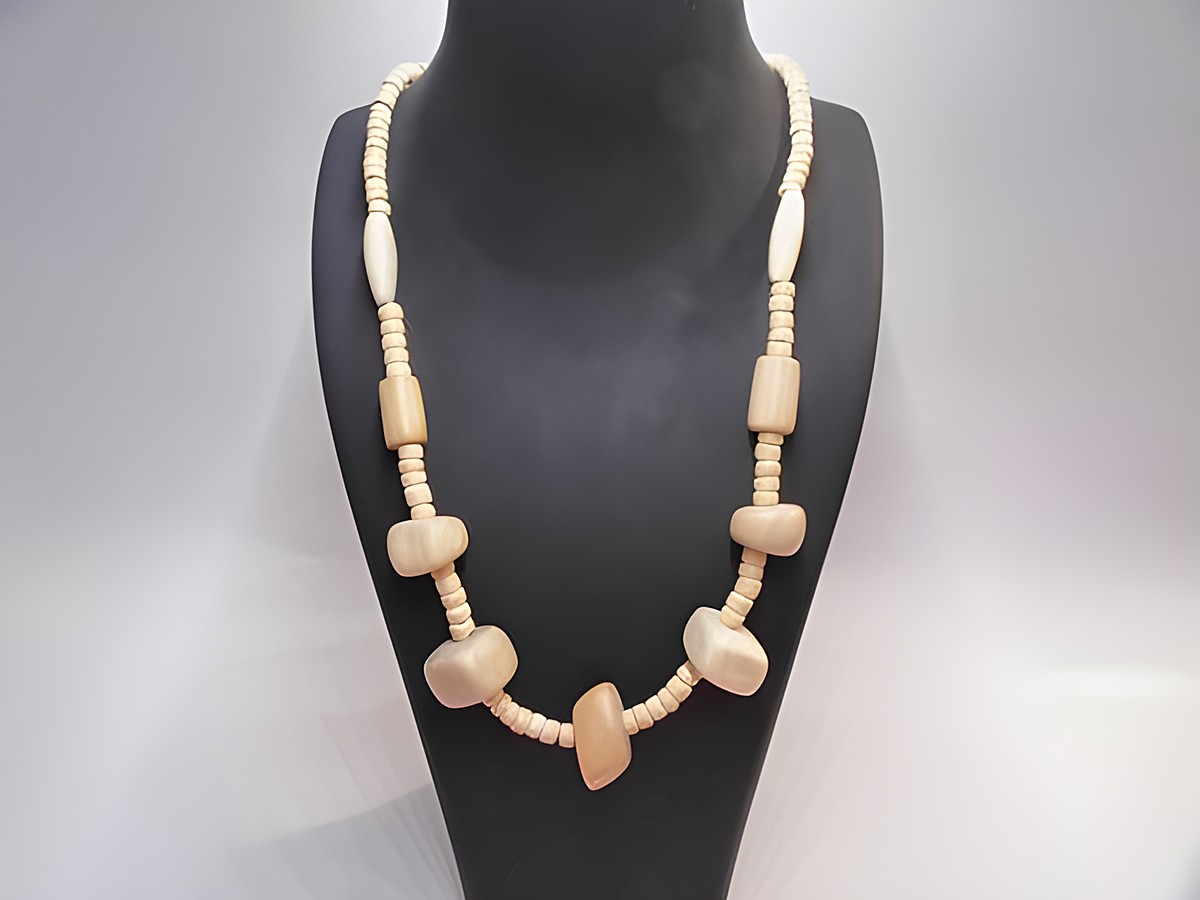 Holzkette aus naturbraunem Holz mit verschiedenen Perlenformen, 25 mm dick und 60 cm lang, hergestellt von Juwelier Harnisch, ideal für stilvolle Alltagsschmuck.
