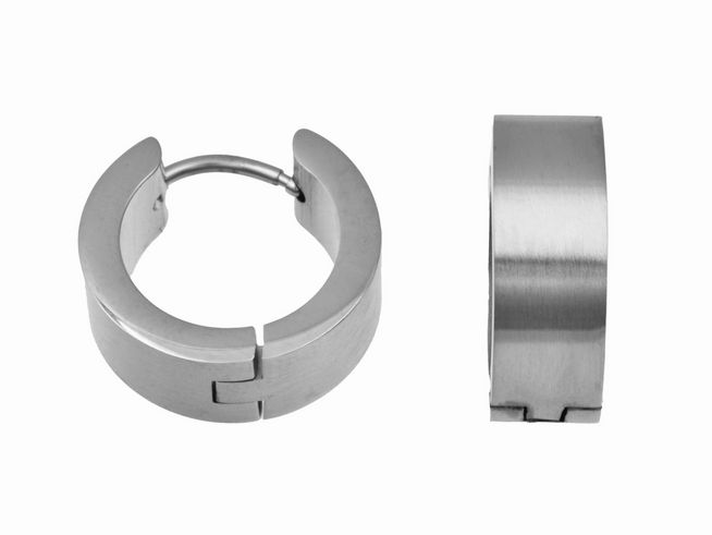 Edelstahl Creolen mit einem Durchmesser von 1,6 cm, teilmattiert und hergestellt von Juwelier Harnisch, zeigen ein modernes und schlichtes Design, ideal für jeden Anlass.