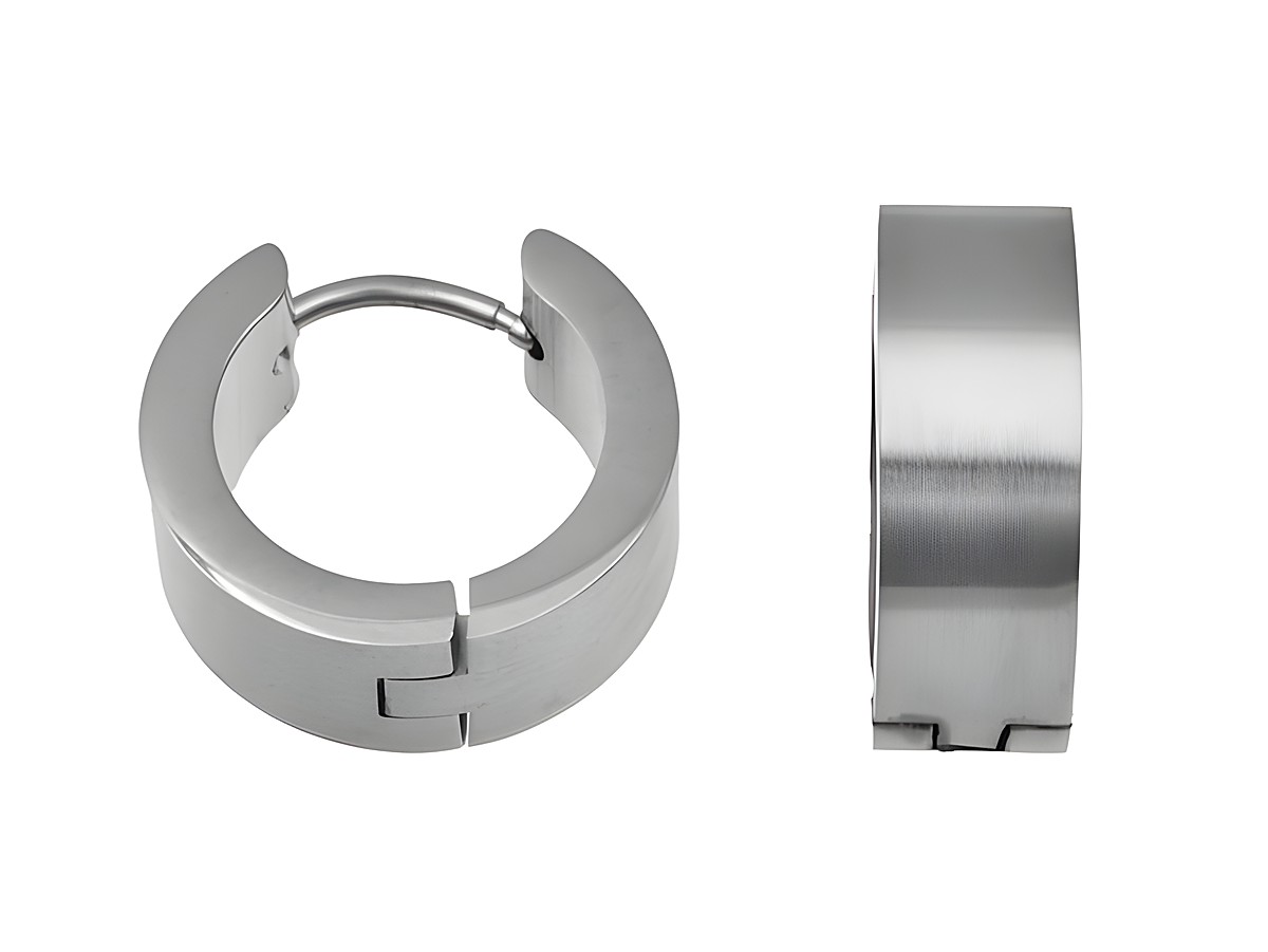 Edelstahl Creolen mit einem Durchmesser von 1,6 cm, teilmattiert und hergestellt von Juwelier Harnisch, zeigen ein modernes und schlichtes Design, ideal für jeden Anlass.