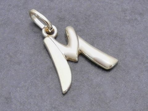 46932-0 Buchstabenanhänger M teilmattiert aus Gold 333, hergestellt von Juwelier Harnisch, elegant gestaltet mit klaren Linien und ansprechendem Glanz, ideal als persönliches Schmuckstück.