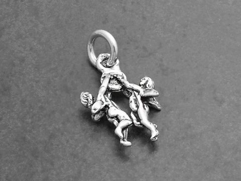 Spielende Engel aus 925 Sterling Silber, kunstvoll gearbeitet von Juwelier Harnisch, mit zarten Details und einem Haken zum Anhängen, ideal für Schmuckliebhaber.