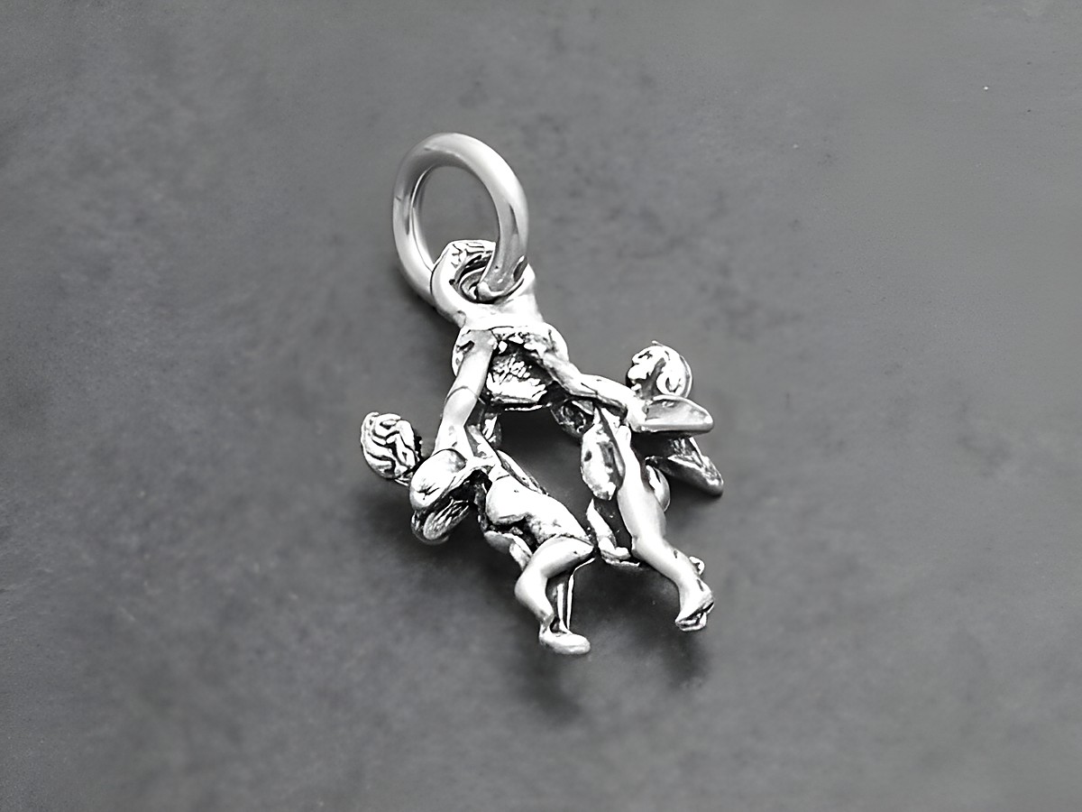 Spielende Engel aus 925 Sterling Silber, kunstvoll gearbeitet von Juwelier Harnisch, mit zarten Details und einem Haken zum Anhängen, ideal für Schmuckliebhaber.