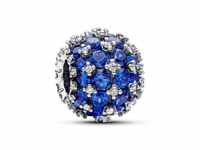 Funkelndes rundes Pavé-Charm in Blau von Pandora, gefertigt aus Sterling Silber mit einem Mix aus blauen Steinen, der in einem eleganten Design leuchtet.