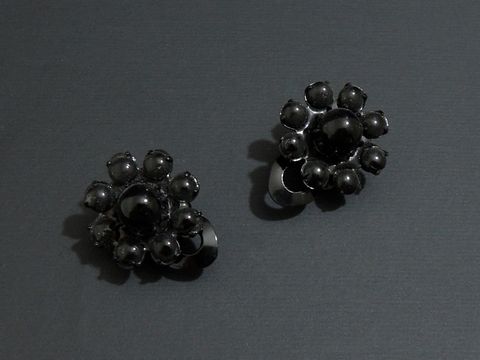 Strass Ohrclips grazil schwarz von Juwelier Harnisch, glänzende schwarze Steine in blütenähnlicher Form, ideal für elegante Anlässe und stilvolle Akzente.