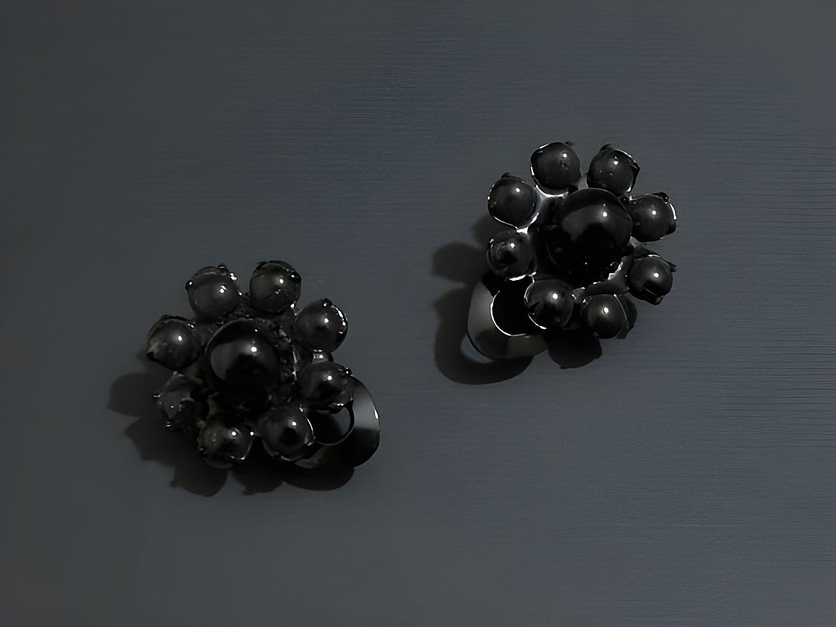 Strass Ohrclips grazil schwarz von Juwelier Harnisch, glänzende schwarze Steine in blütenähnlicher Form, ideal für elegante Anlässe und stilvolle Akzente.