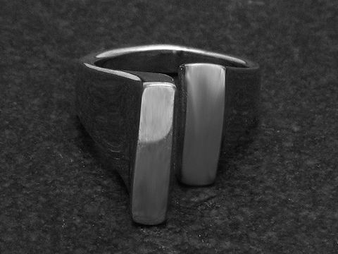 Silberring DESIGN Größe wenig verstellbar, Hersteller Juwelier Harnisch, ohne Stein. Der Ring hat eine moderne, schlichte Form mit zwei flachen Oberflächen.