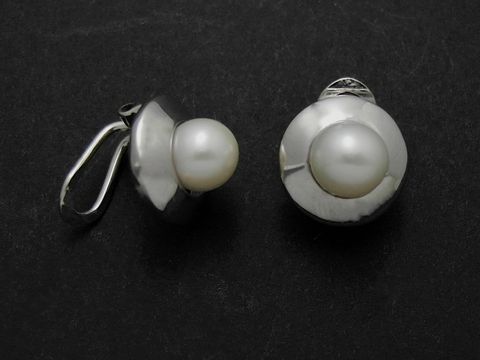 30138-0 Ohrclips aus Silber mit edlen Süßwasserzuchtperlen in Weiß, Hersteller Juwelier Harnisch, stilvolles Design für elegante Auftritte.
