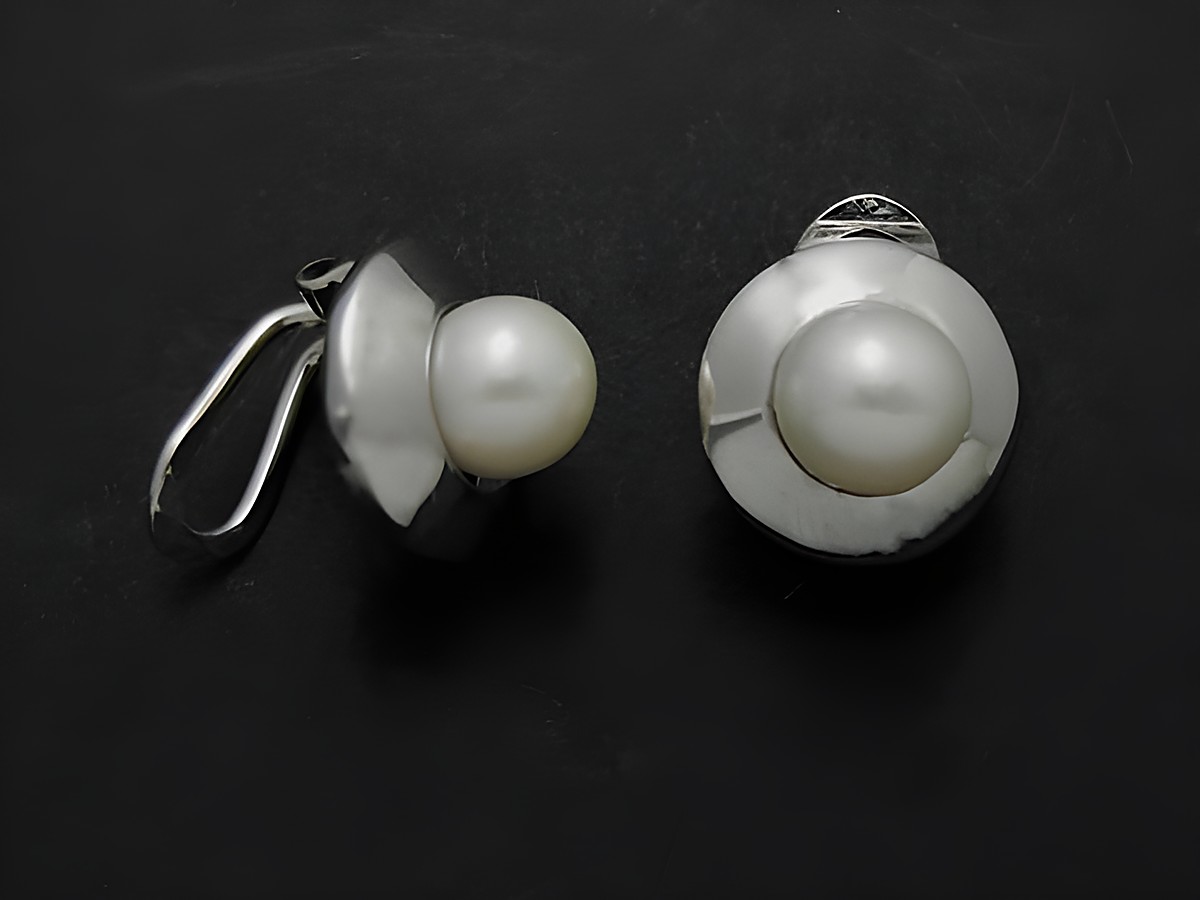 Ohrclips aus Silber mit edlen Süßwasserzuchtperlen in Weiß, Hersteller Juwelier Harnisch, stilvolles Design für elegante Auftritte.